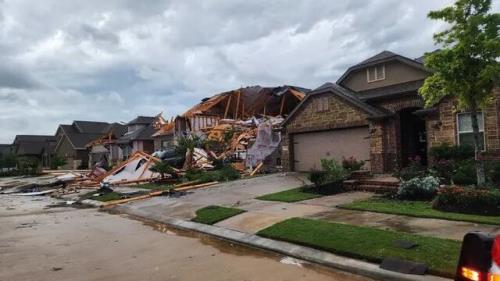 طوفان شدید در هیوستون آمریکا برق صدها هزار مشترک قطع شد