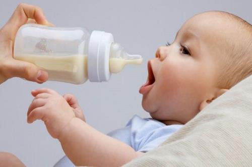 ۵۳ درصد نوزادان ایرانی بدون شیرمادر تغذیه می کنند