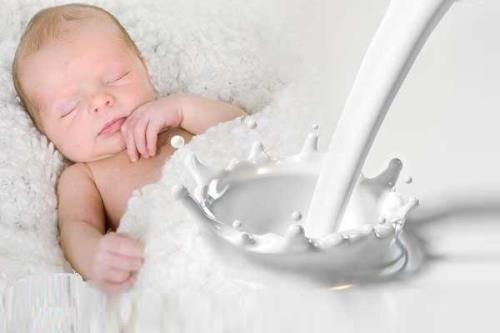 شیر مادر میکروب های سالم تری را برای نوزادان تامین می کند