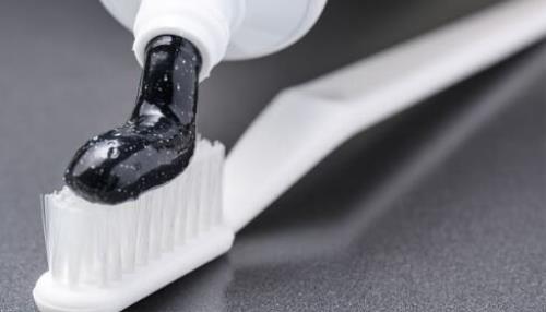 آیا خمیردندان زغالی واقعا برای درخشندگی دندان موثر است؟